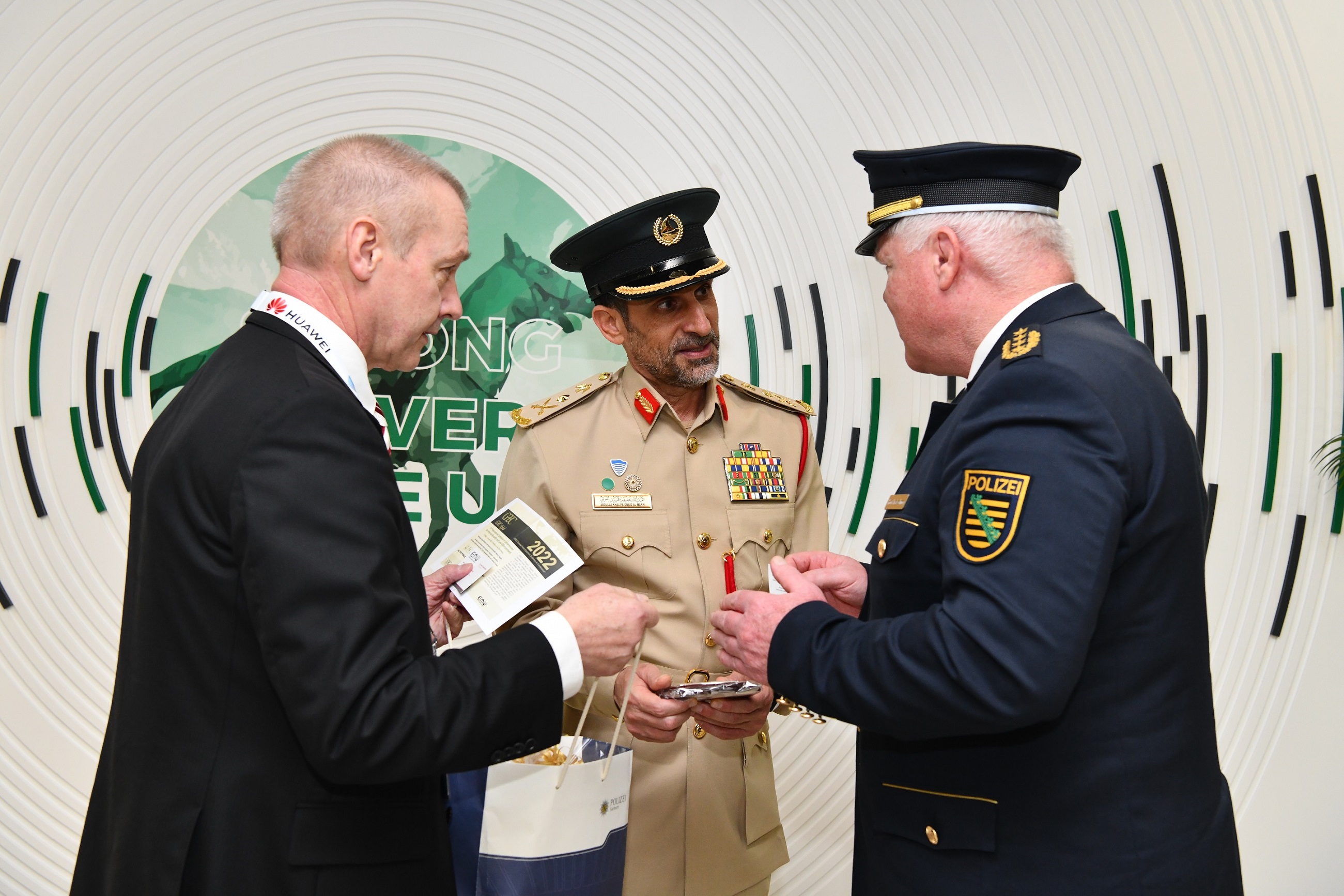 LPP Horst Kretzschmar und GPEC(R)-Veranstalter Dr. Uwe Wehrstedt laden den Oberbefehlshaber der Dubai Police Generalleutnant Abdullah Khalifa Al Marri zur GPEC(R) 2022 nach Frankfurt ein.