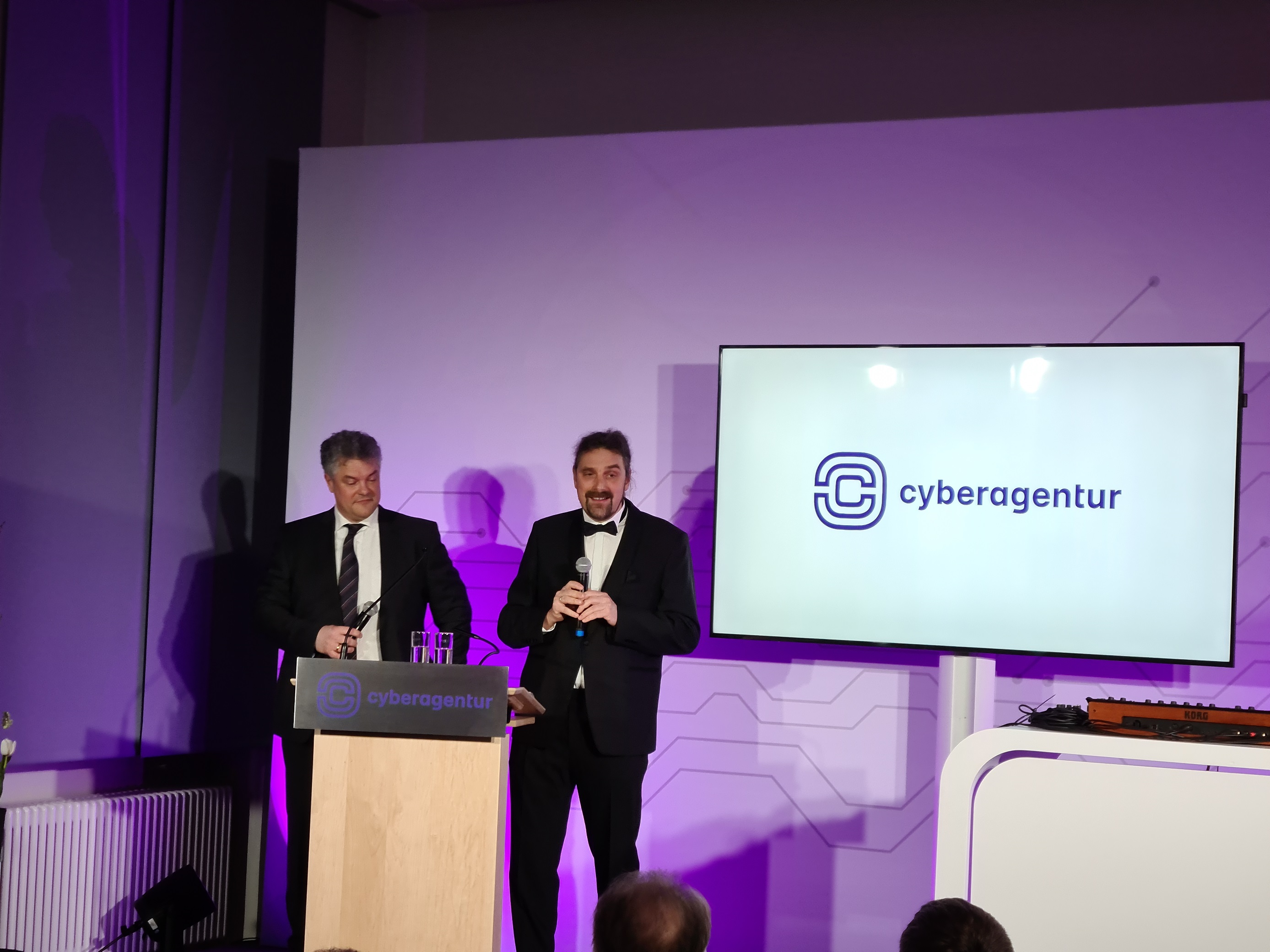 Forschungsdirektor der Cyberagentur, Prof. Dr. Christian Hummert (re.) und der kaufmännische Direktor, Daniel Mayer