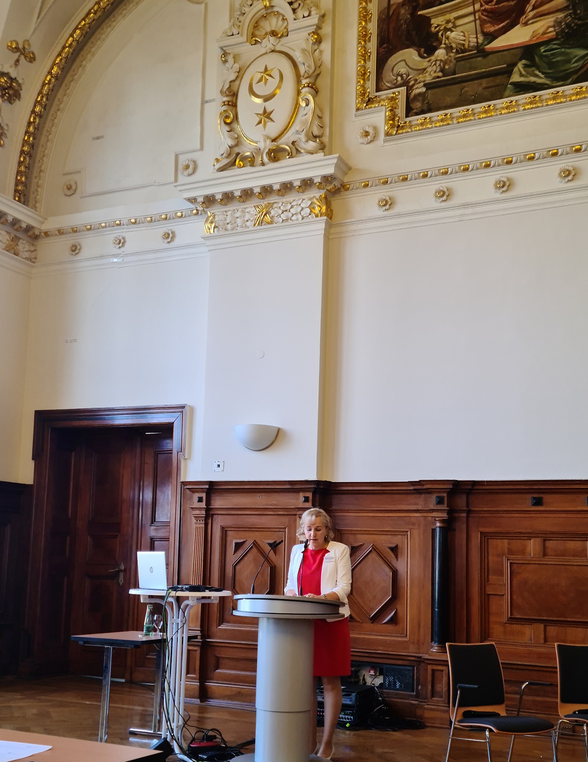 Grußwort der Direktorin des LKA Sachsen- Anhalt Birgit Specht, die dabei die Herausforderungen im Kampf gegen Cyberkriminalität und die Bedeutung der Vernetzung von Wissenschaft und Gesellschaft ansprach