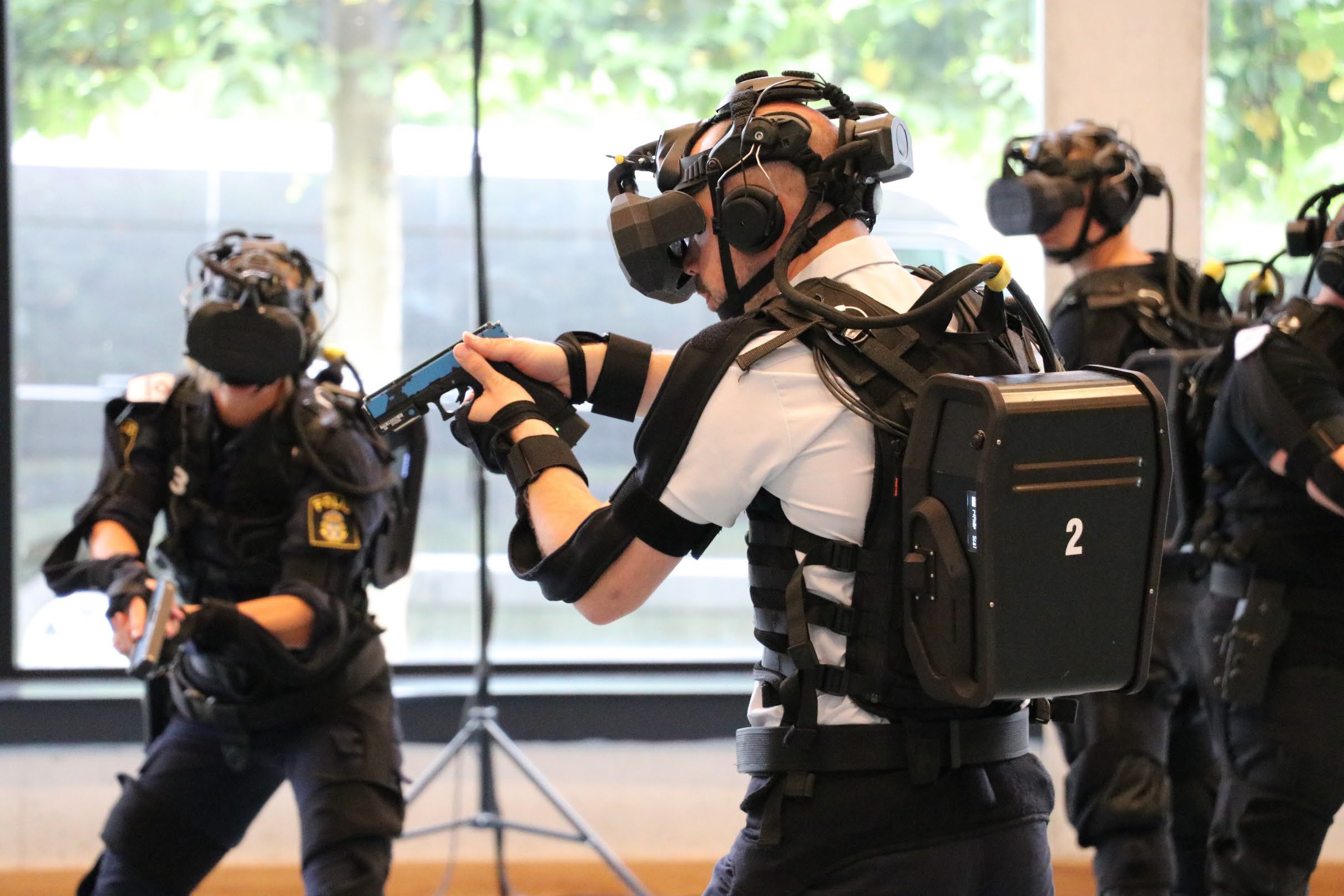 Trainierende mussten zusätzlich zum VR-Brillen-Headset eine Weste und als Rucksack einen Computer sowie etliche mit dem Computer verkabelte Tracking-Sensoren für Arme und Beine anlegen.